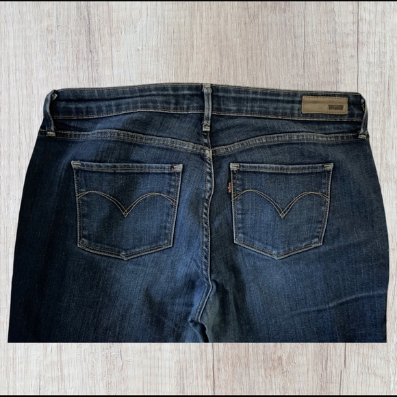 Levis Slight Curve Classic rise boot cut size 8/28 | night out date night - Picture 4 of 4